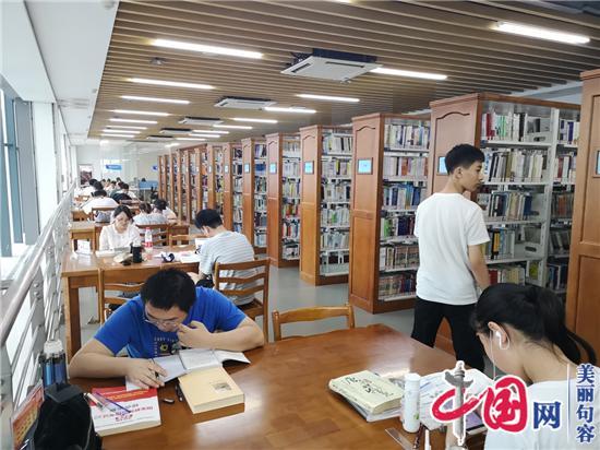 句容圖書館迎來暑期高峰  空調(diào)wifi“享書”很愜意