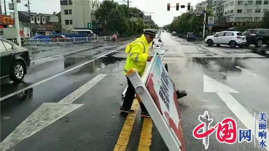 強降雨 公安局交警大隊確保交通暢通