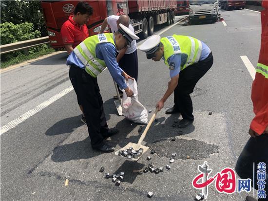 司機馬大哈車上零件遺落一地 古里民警冒高溫及時清理消除隱患