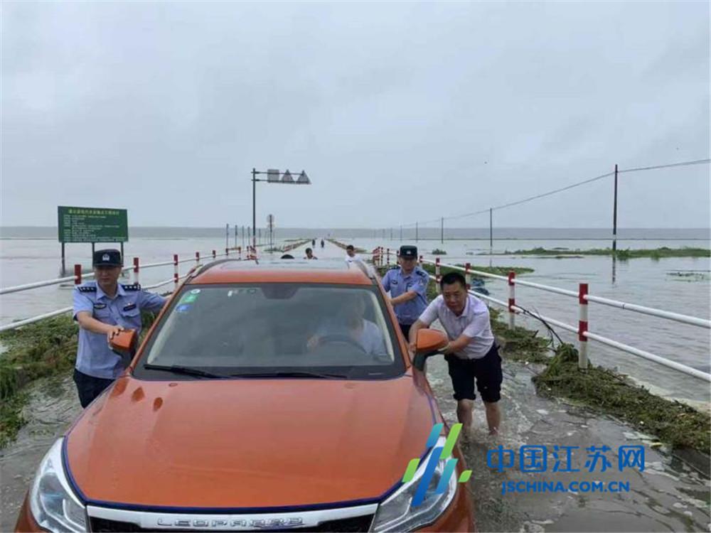 駕車涉水遇險情 灌云縣公安局侍莊派出所民警冒雨齊救援