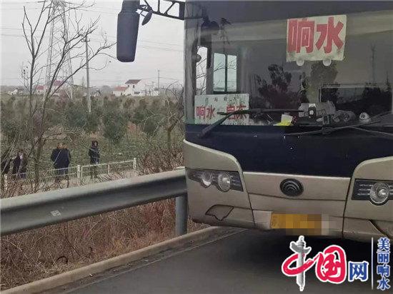 響水某大客車高速上突然爆胎!當(dāng)時車上有18名乘客