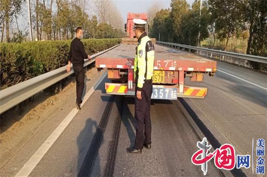 金湖交警及時救助一輛拋錨車輛