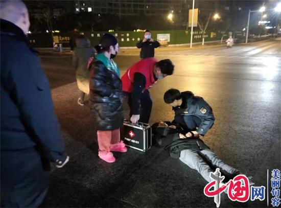 女子騎車摔倒 句容城管隊員冒雨救助