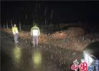  句容城管局冒雨夜查推進大氣污染防治