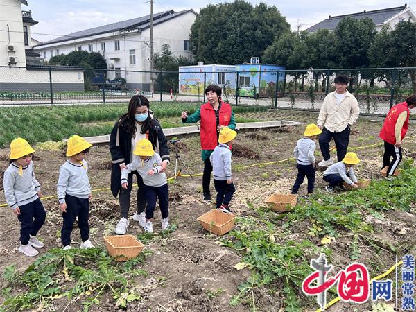 常熟市尚湖鎮新巷村開展“小手拉大手”五治融合入戶宣傳