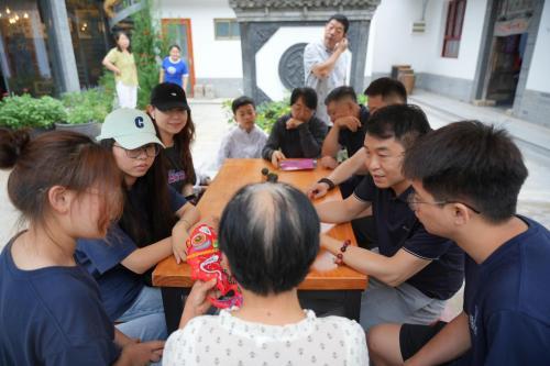 文化心脈 青春繡章：陜西科技大學(xué)“繡光數(shù)影 織夢遺韻”實踐團(tuán)在行動