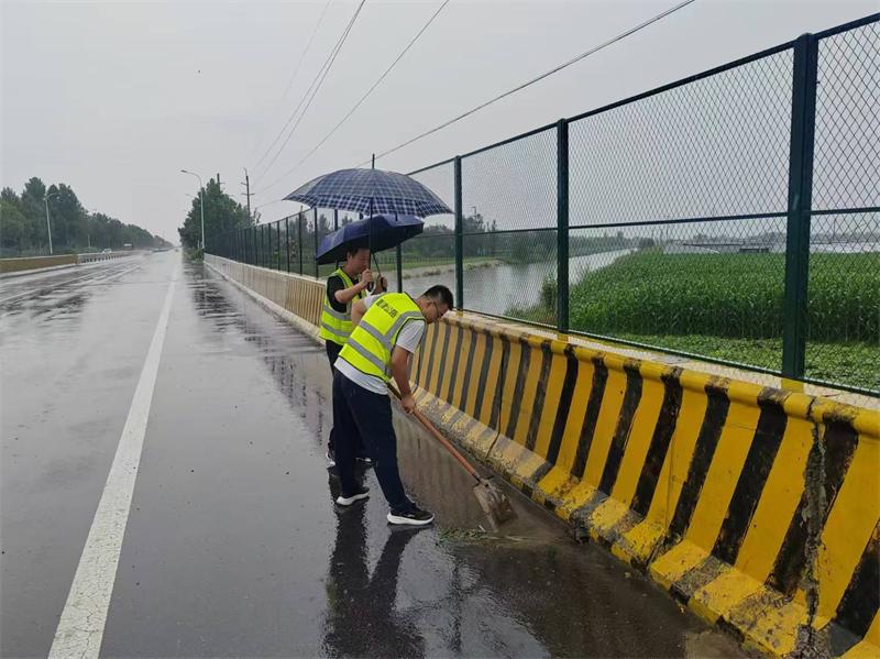 夏津公路分中心全力做好雨天道路保通保暢工作